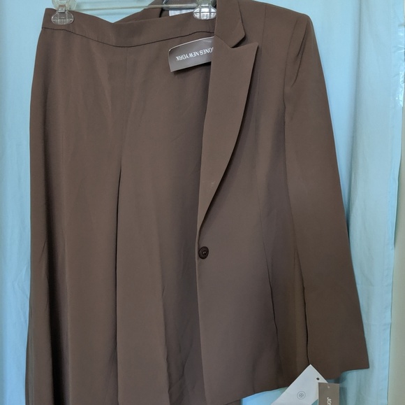 Jacket and pants suit - Picture 3 of 3